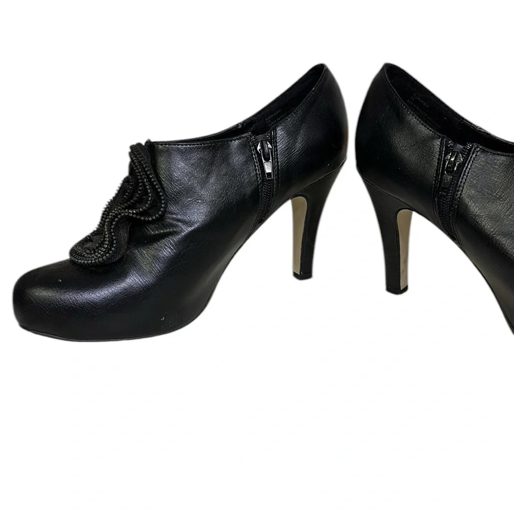 Madden Girl Black Leather Rokker Ruffled Zipper Bootie 4 Inch Heels Womens 11